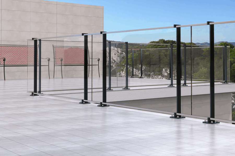 Glasbrüstung mit schwarzen Pfosten