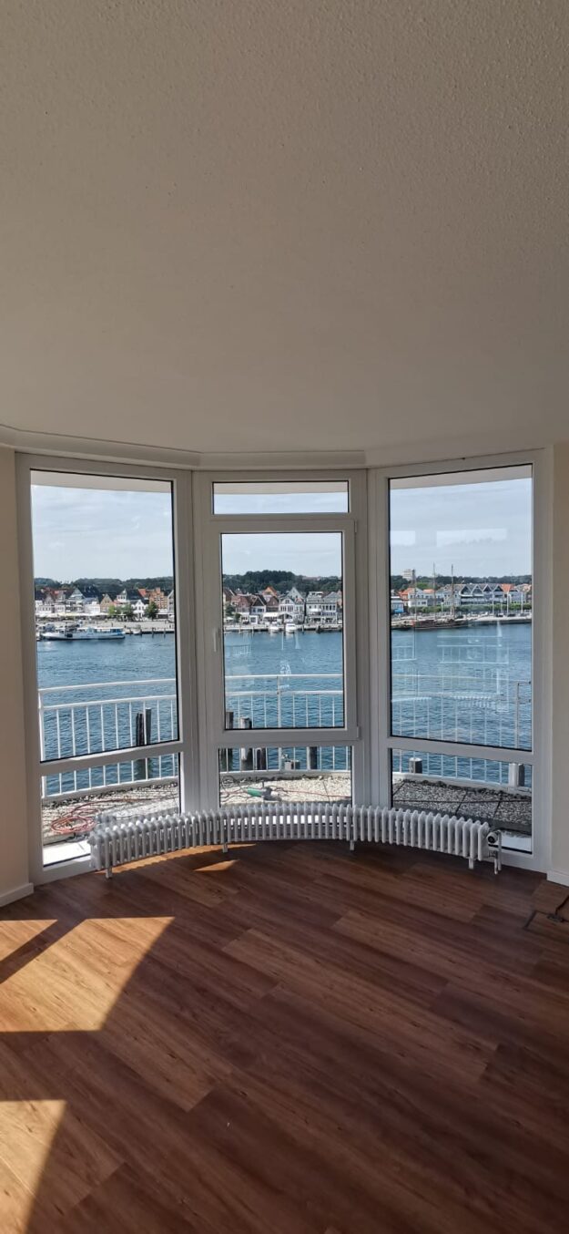 Gebogene Fensterfront mit Panoramablick