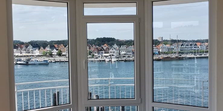 Gebogene Fensterfront mit Panoramablick