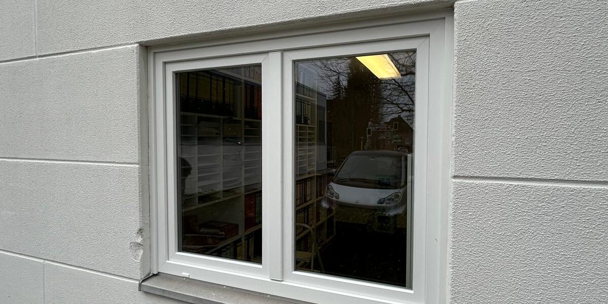 Zweiflügeliges Fenster in einer Außenfassade