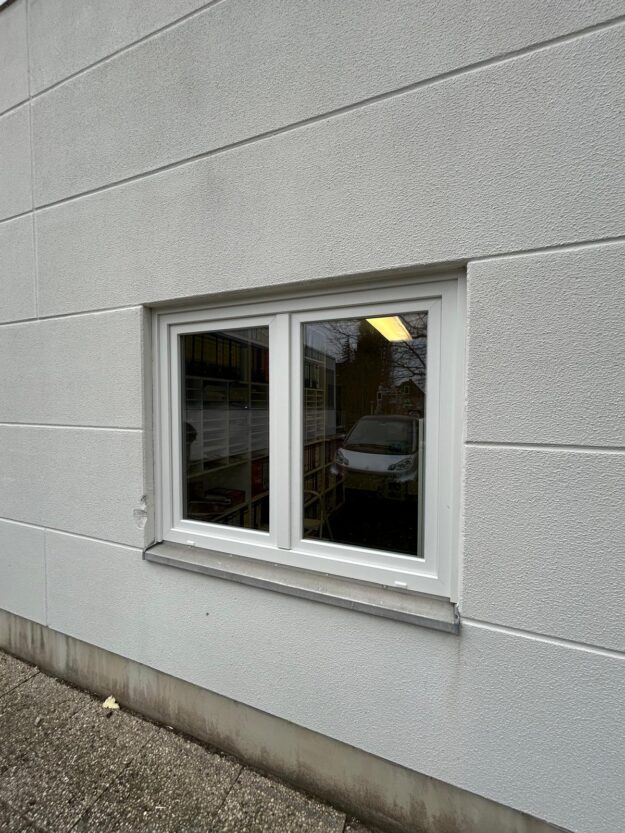 Zweiflügeliges Fenster in einer Außenfassade