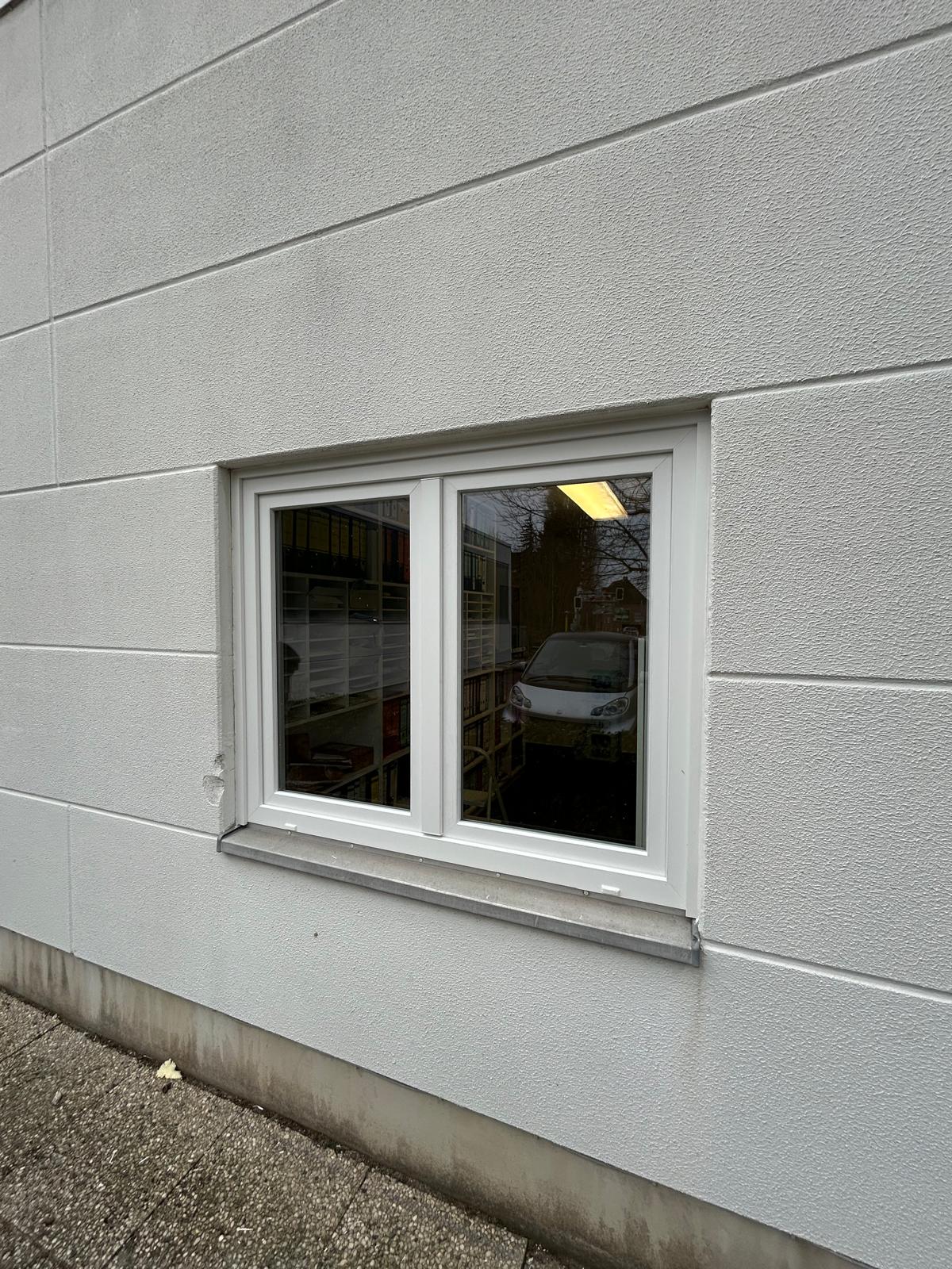 Glasreparatur Lübeck – Monteur von TraveGlas erneuert Fensterscheibe vor Ort.
